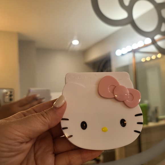 Hello Kitty×Creme Shop On-The-Go Compact Mirror Limited Edition! - Picture 3 of 5